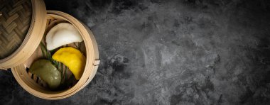 Chuseon gün kavramı, Kore Şükran günü - songpyeon pirinç kek rustik arka plan üzerinde