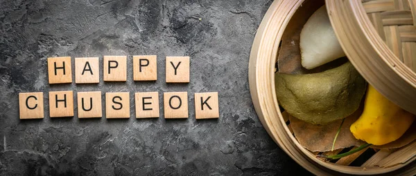 Έννοια Chuseon ημέρα, κορεατική ημέρα των Ευχαριστιών - songpyeon κέικ ρυζιού σε ρουστίκ φόντο — Φωτογραφία Αρχείου