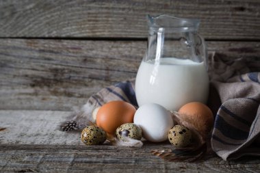 Rustik ahşap arka plan üzerinde fırın malzemeleri