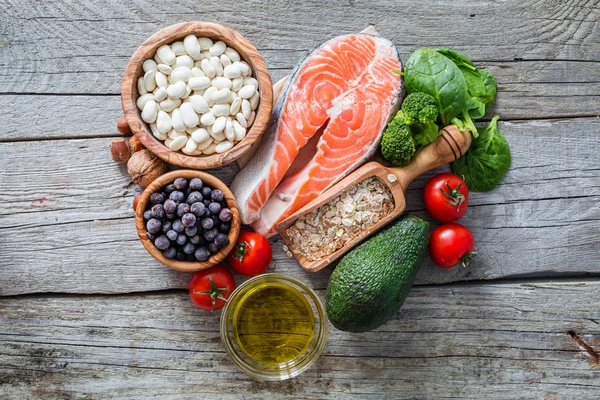 Selección de alimentos que son buenos para el corazón — Foto de Stock