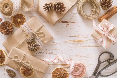 Rustik wrap yılında Noel hediyeleri