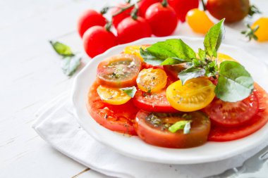 Renkli domates salatası fesleğen 