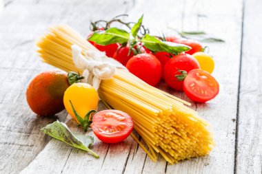 Pişmemiş makarna, domates, fesleğen