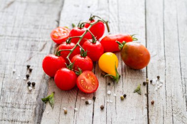 Pişmemiş makarna, domates, fesleğen