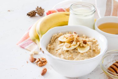 Beyaz kase muz bal sonbahar yulaf ezmesi