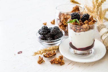 Kahvaltı - granola, yoğurt, çilek, buğday