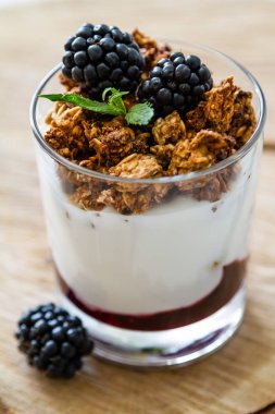 Kahvaltı - granola, yoğurt, çilek, buğday