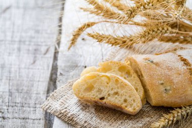 Ciabatta, buğday, rustik ahşap arka plan