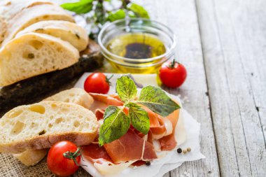 meze - ciabatta, jambon, fesleğen, domates