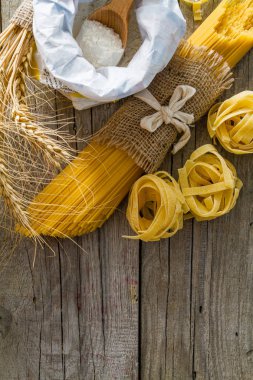 Pişmemiş makarna ve rustik arka plan üzerinde wheagt