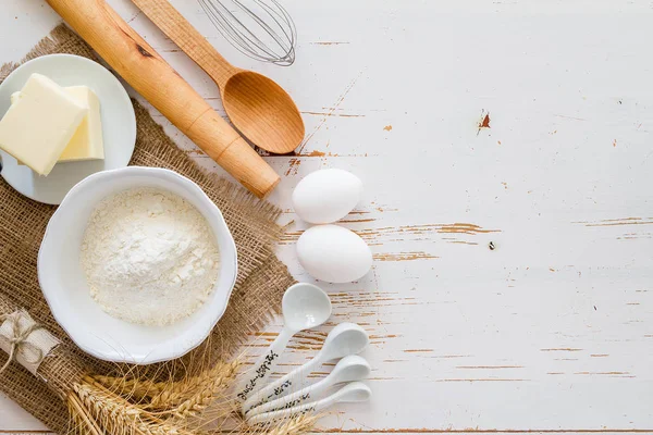 Ingredientes para hornear: leche, mantequilla, huevos, harina, trigo — Foto de Stock