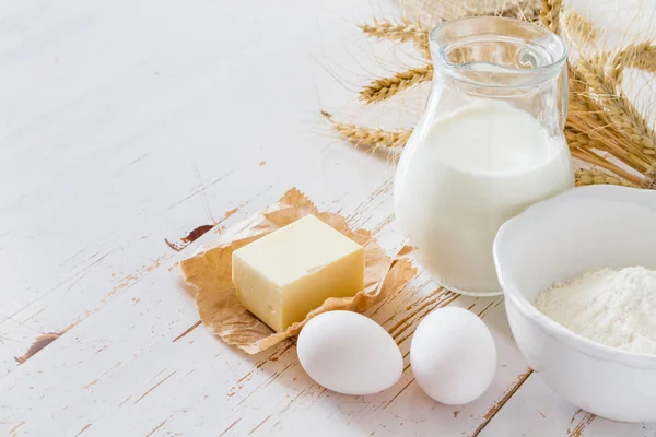 Ingredientes para hornear: leche, mantequilla, huevos, harina, trigo — Foto de Stock