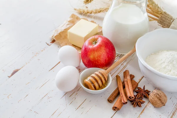 Ingredientes para hornear: leche, mantequilla, huevos, harina, trigo — Foto de Stock