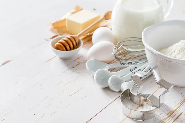 Ingredientes para hornear: leche, mantequilla, huevos, harina, trigo — Foto de Stock