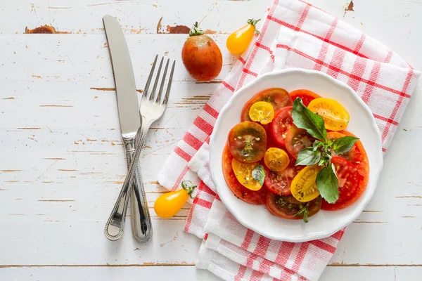 Insalata di pomodoro colorata basilico — Foto Stock