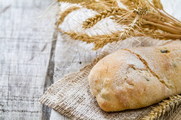 Ciabatta, trigo, fundo de madeira rústica — Fotografia de Stock