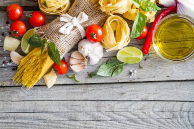 Makarna ve malzemelerin rustik arka plan üzerine