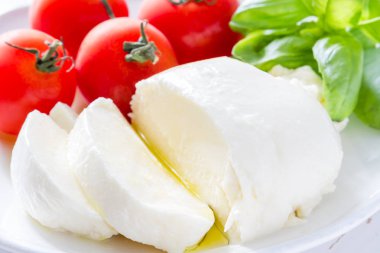 Domates mazzarella, fesleğen