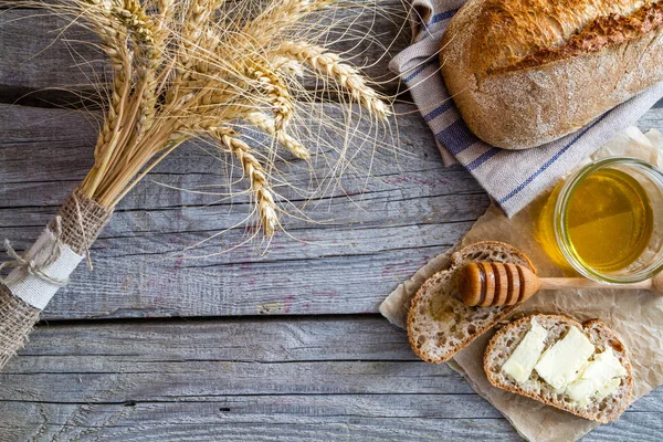 Ekmeği, çavdar, buğday, bal, süt rustik ahşap arka plan — Stok fotoğraf