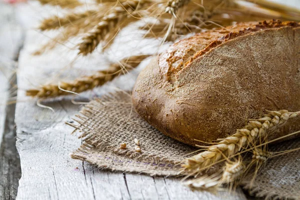 Pão, centeio, trigo, fundo de madeira rústica — Fotografia de Stock