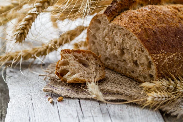 Pão, centeio, trigo, fundo de madeira rústica — Fotografia de Stock