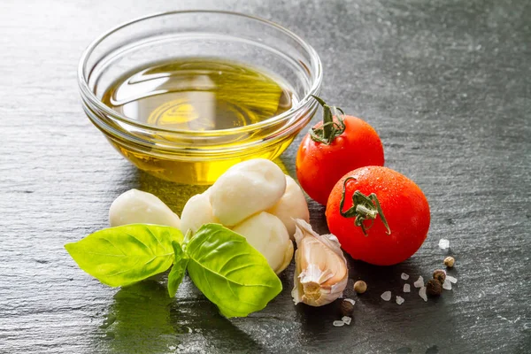 Tomaten-Mazzarella, Basilikum, Olivenöl — Stockfoto