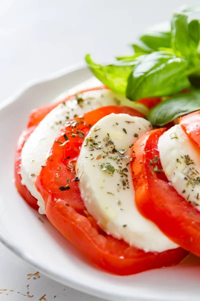 Beyaz tabakta, closeup Caprese salatası — Stok fotoğraf