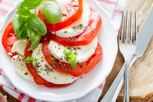 Beyaz tabakta, closeup Caprese salatası — Stok fotoğraf