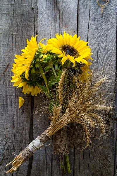 Sonnenblumen vor rustikalem Holz Hintergrund — Stockfoto