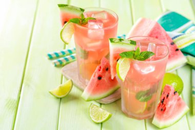 Karpuz Limonata limon ve nane, tahta arka plan ile