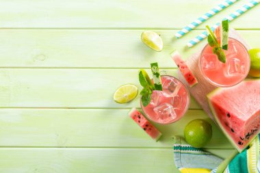Karpuz Limonata limon ve nane, tahta arka plan ile