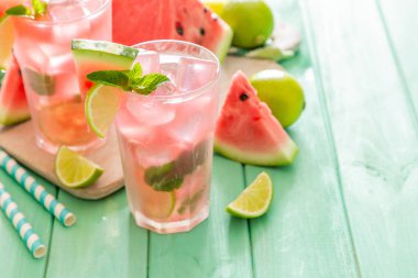 Karpuz Limonata limon ve nane, tahta arka plan ile