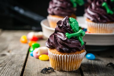 Cadılar Bayramı stil tatlılar - yeşil kemik, rustik arka plan ile cupcakes