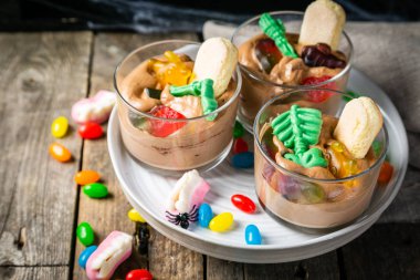 Cadılar Bayramı stil şekerleme - çikolata mousse gelly yılan ile