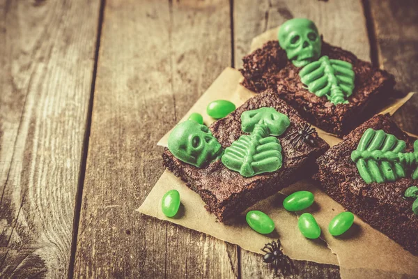 Вечеринка в стиле Хэллоуина сладкая - коричневая с зеленым скелетом и костями — стоковое фото