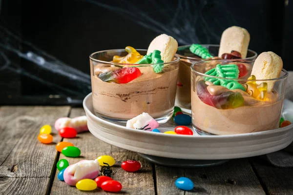 Halloween stijl snoep - chocolade mousse met gelly slangen — Stockfoto