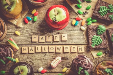 Cadılar Bayramı partisi tatlılar - brownie, karamelli elma, top kek, çikolatalı mousse, şeker yelpazesi