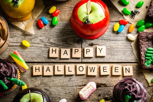 Valg av halloween-søtsaker - brownie, karamell, epler, cupcakes, sjokolademousse, søtsaker – stockfoto