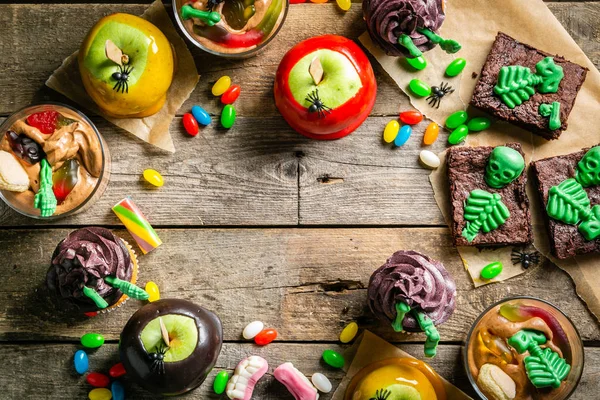 选择万圣节派对甜点-布朗尼, 焦糖苹果, 蛋糕, 巧克力慕斯, 糖果 — 图库照片