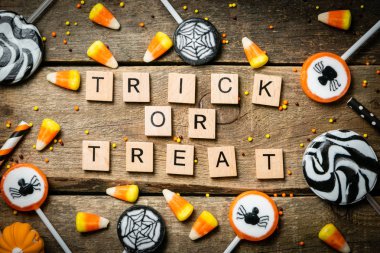 Cadılar Bayramı arka plan - şekerler ve lolipop, payet, ahşap arka plan