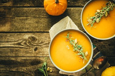 Bezelye mikro yeşil ve tohum kabak çorbası