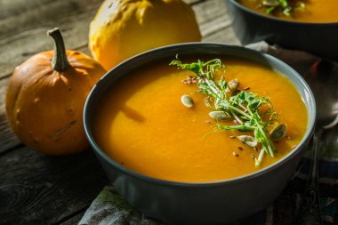 Bezelye mikro yeşil ve tohum kabak çorbası