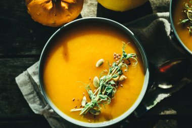 Bezelye mikro yeşil ve tohum kabak çorbası