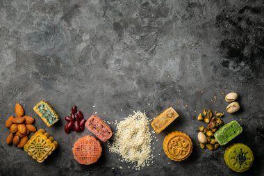 Orta Sonbahar Festivali kavramı - yuebing monncakes rustik arka plan üzerinde