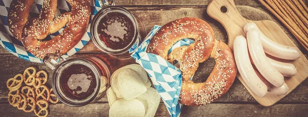 Oktoberfest koncepció - hagyományos ételeket és sört rusztikus háttér — Stock Fotó