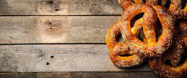 Oktoberfest kavramı - simit rustik ahşap zemin üzerine