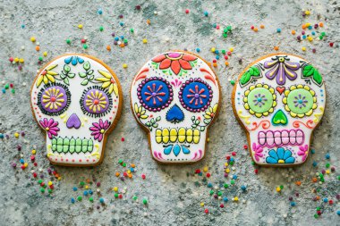 Dia de los muertos kavramı - kafatası şeklinde renkli süslemeleri ile tanımlama
