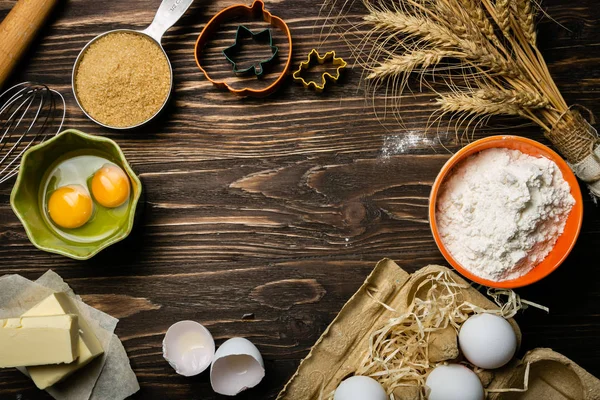 Concepto de cocción - ingredientes para hornear mantequilla, harina, azúcar, huevos sobre fondo de madera rústica — Foto de Stock