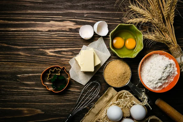 Concepto de cocción - ingredientes para hornear mantequilla, harina, azúcar, huevos sobre fondo de madera rústica — Foto de Stock
