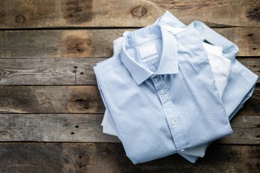 Rustik arka plan, üstten görünüm üzerinde erkek katlanmış gömlek yığını